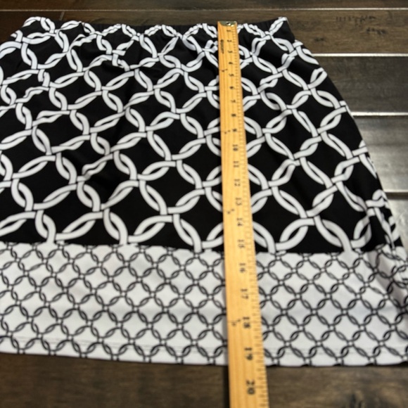 ❤️3/$30 Susan Graver Black White Geometric Chain Link Print Skort - Size M - Picture 8 of 8